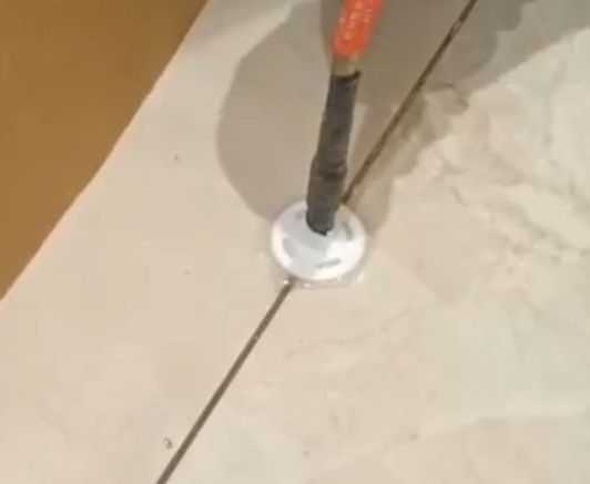 索县瓷砖空鼓维修公司专业解答瓷砖在铺贴过程中，如果没有涂抹均匀到位的粘结材料（如水泥砂浆或瓷砖胶），可能会导致以下问题